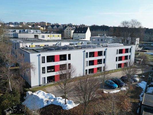 Seitenansicht mit Parkplätzen