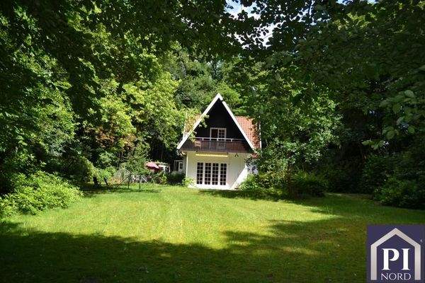 Blick vom Rasen auf das Haus