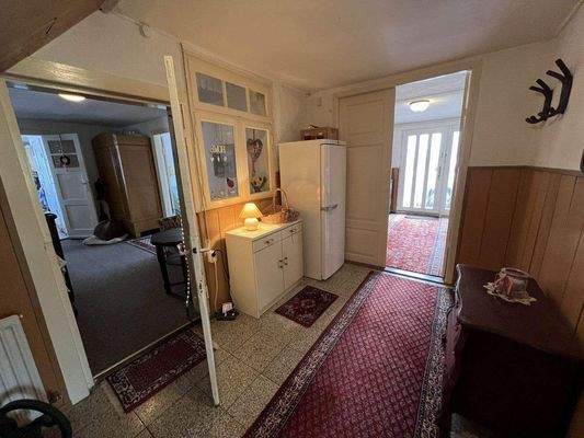 EG heller und offener zentraler Flur.JPG