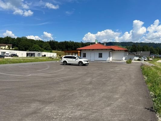 GROSSER Parkplatz auch für Halle geeignet