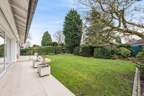 Terrasse mit Blick in den Garten