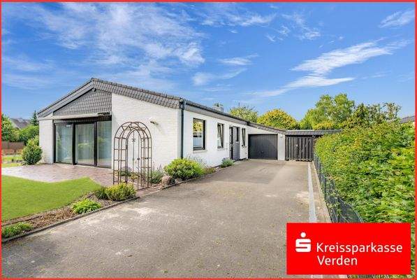 Straßenansicht und Einfahrt