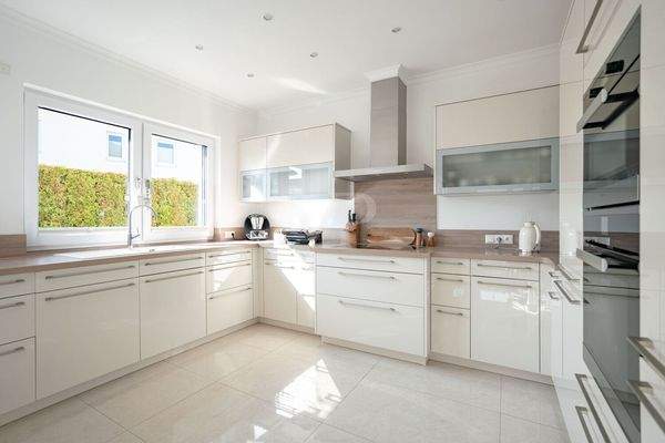 Küche mit hochwertiger Einbauküche