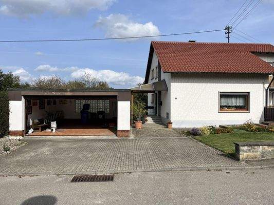 Frontansicht mit Doppelgarage