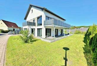 Hausansicht + Garten