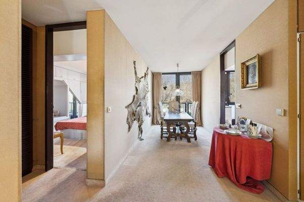 Essbereich mit Blick zum Schlafzimmer