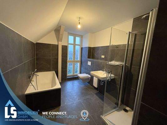 Masterbad Dusche und Badewanne 