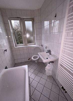 Helles Badezimmer mit Fenster