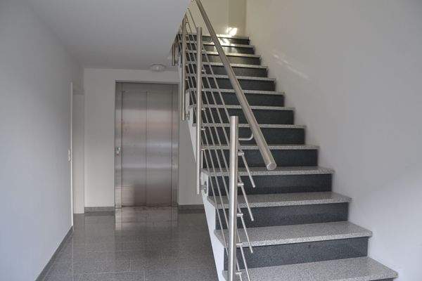 Treppenhaus mit Aufzug.JPG