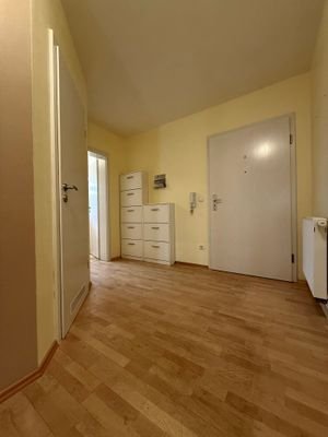 Eingangsbereich / Flur / Blick zum Badezimmer