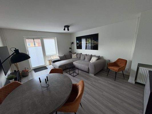 Helles, einladendes Wohnzimmer