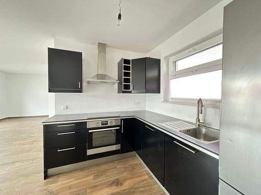 Voll ausgestattete Einbauküche mit Fenster