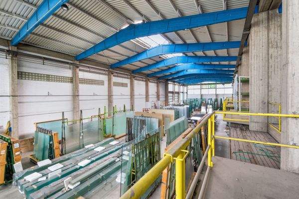 2 große Hallen mit Kränen