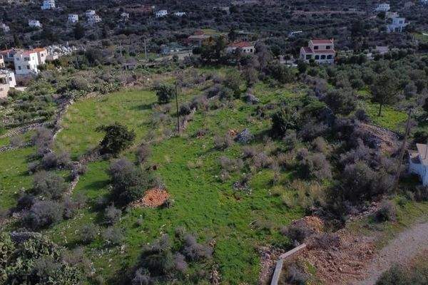 Kreta, Kokkino Chorio: Landschaftlich reizvolles Grundstück mit Meerblick zu verkaufen