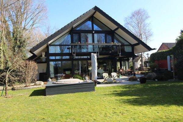 1 - Gartenansicht mit Sonnenterrasse und Pool