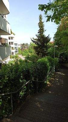 Ostfußweg ums Gebäude