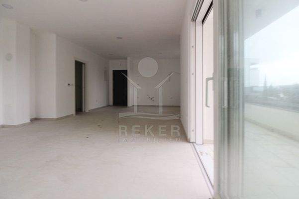 ... mit Zugang zum sonnigen und geräumigen Balkon