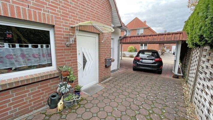 Eingangsbereich mit Carport