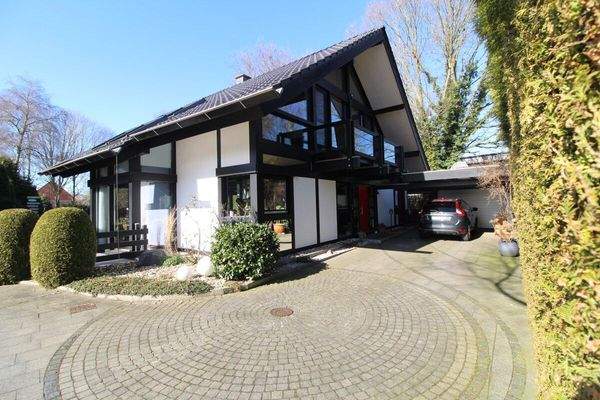 2 - Ansicht Eingang und Zufahrt