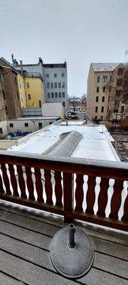 Blick von dem Balkon  oben auf die Stellplätze