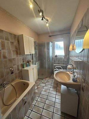 Badezimmer mit Wanne und Dusche