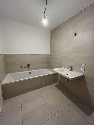 Bad mit Wanne und Dusche