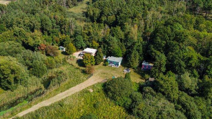 Luftaufnahme mit Weg zum See