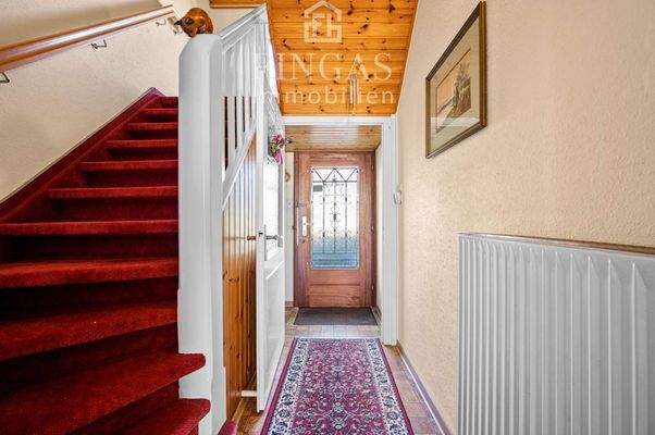 Flur und Treppe ins OG