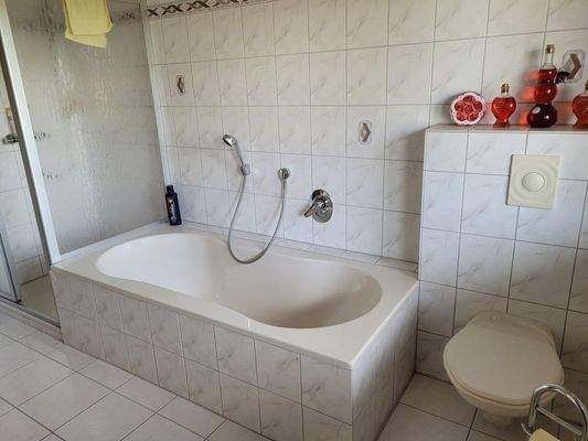 ... mit Dusche und Wanne
