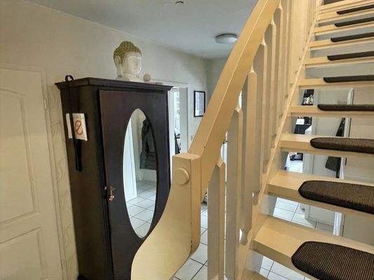 Flur im Erdgeschoss_Holztreppe