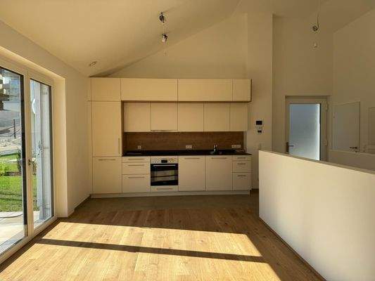 Wohnzimmer mit offener Küche