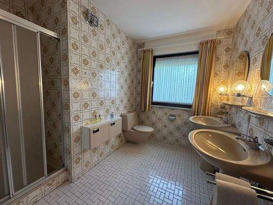 Tageslichtbad mit zwei Waschtischen.