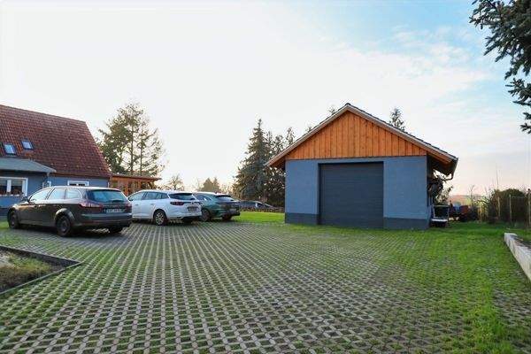 Zufahrt und Parkplätze