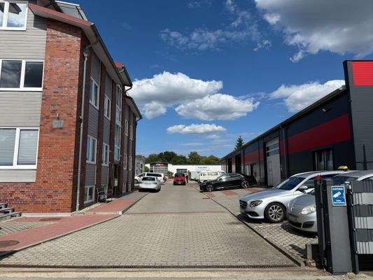 Einfahrt zum Gebäude