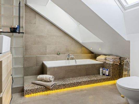 Tageslichtbad mit Dusche und Badewanne im Obergeschoss Einheit A