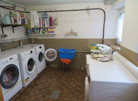 25-Gemeinschaftlicher Waschraum Kellergeschoss.JPG