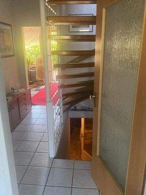 Flur im Erdgeschoss mit Treppenauf- und abgang