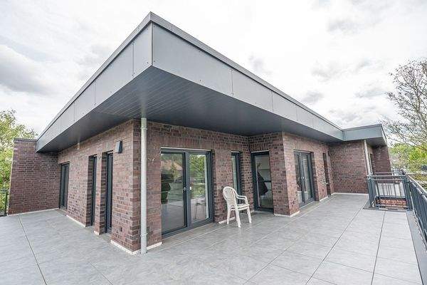 Die umlaufende Dachterrasse schenkt Ihnen Raum, Licht, Luft und Sonne