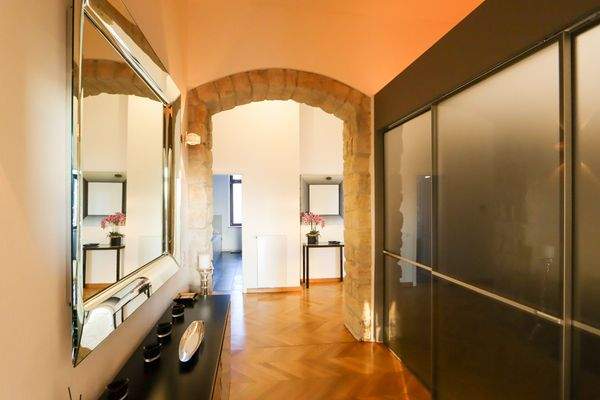 Sandsteinbogen mit Einbauschrank