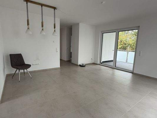 Offenes Wohn-/Esszimmer mit Balkon 