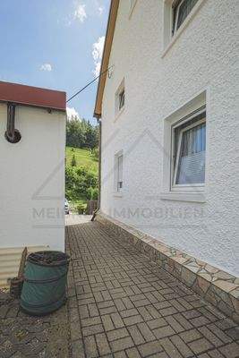 Durchgang zwischen Haus und Garage