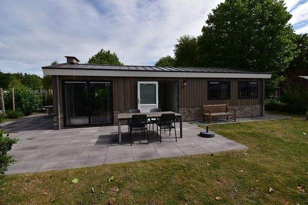 ferienhaus-kaufen-biddinghuizen-vorderseite-terras