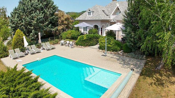 Objektansicht mit Pool