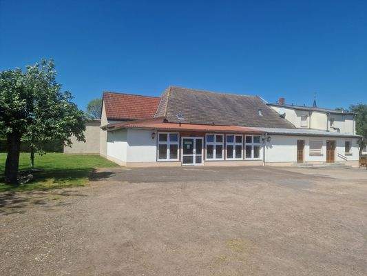 Seitenansicht mit Parkplatz