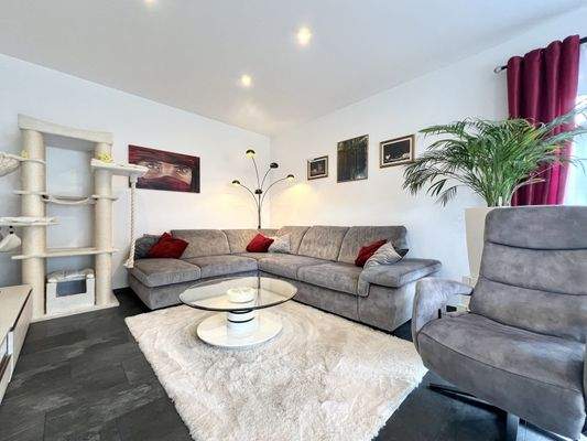 Das großzügige Wohnzimmer