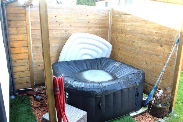 kleiner Pool im Garten