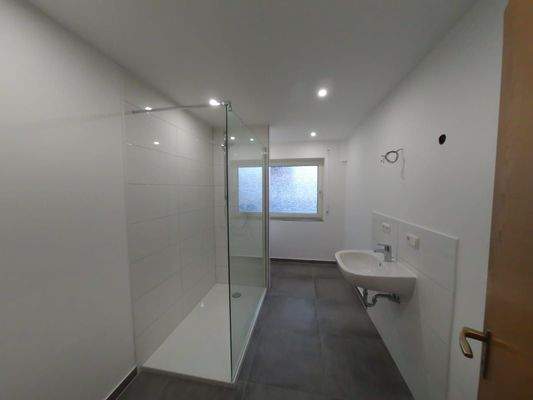 Neu saniertes Bad- begehbare Dusche