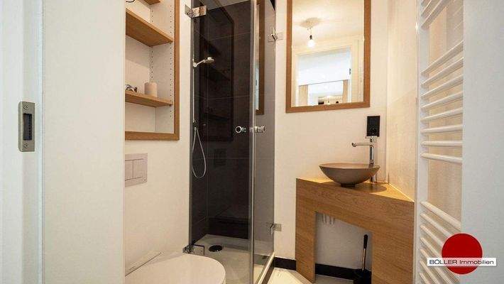 Modernes Badezimmer mit Dusche!