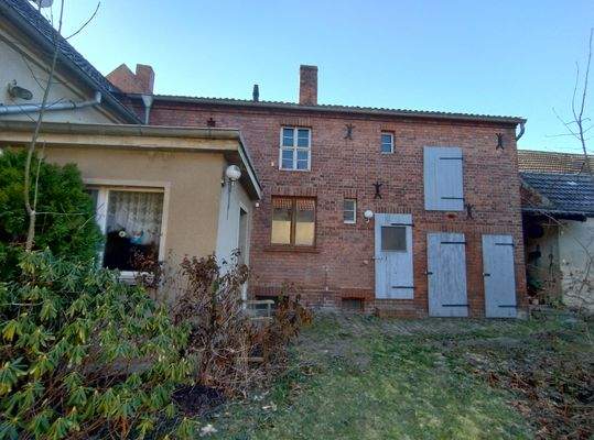 Hof mit Nebengebäude