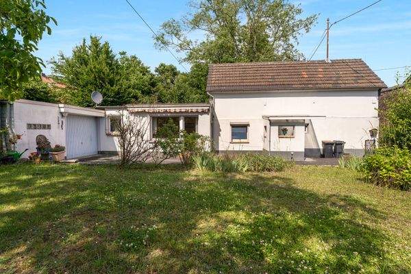 Seitenansicht mit Garage